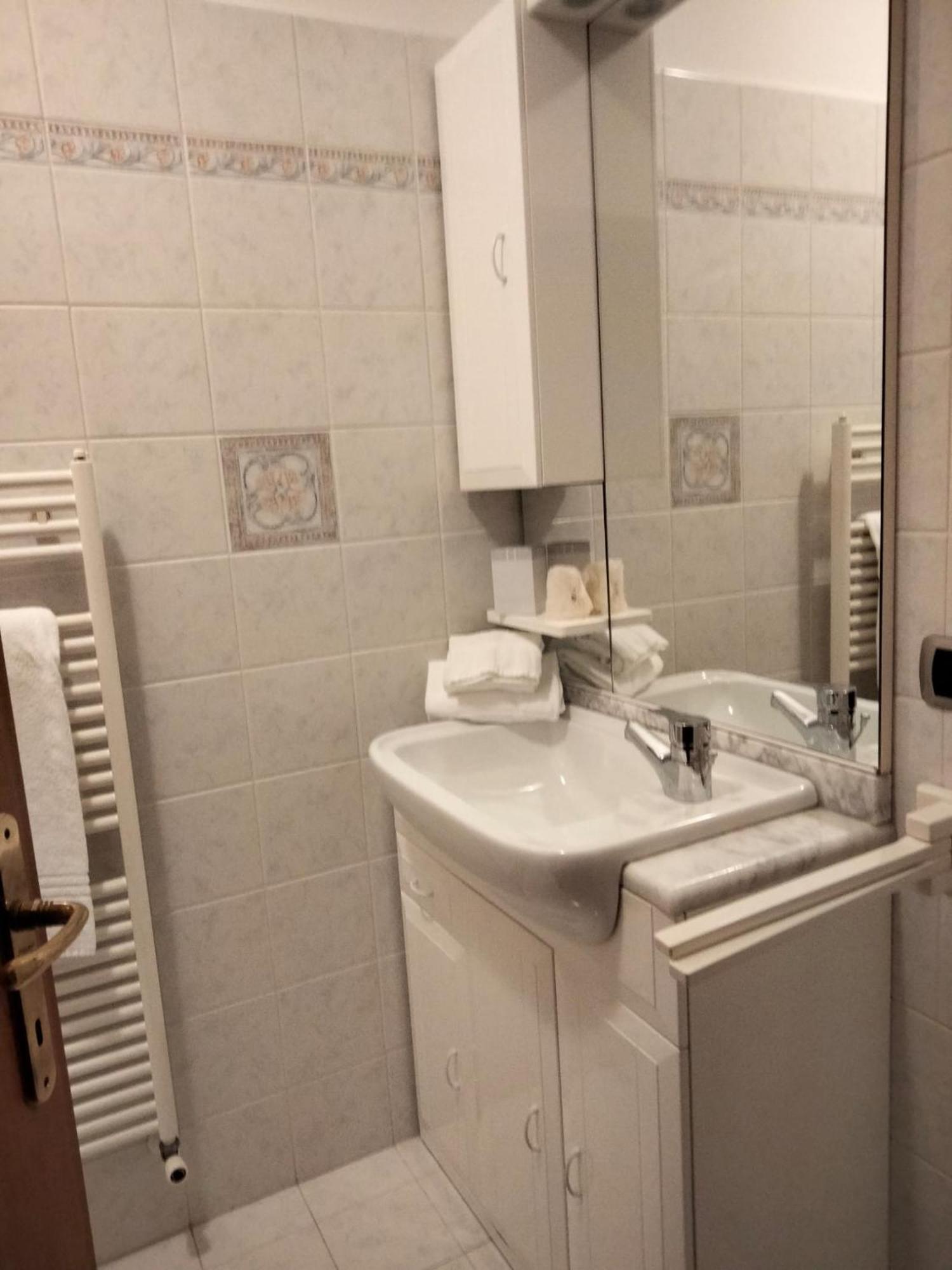 La Casa Sul Lago Apartments - Olive Tree Apartment ليمونِ سول غاردا المظهر الخارجي الصورة